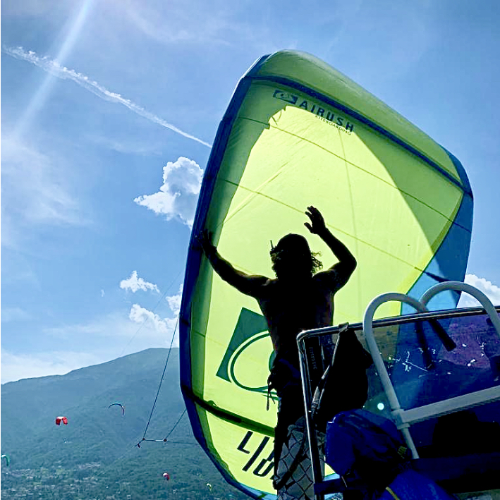 Istruttore di kitesurf al lago di Como
